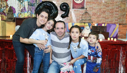  Marcela Zapata y Alan Ávila, con sus hijos Ana Paula, Marce y Alejandro.