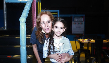  Marcela con su nieta Ana Pau.