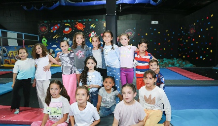  Marce y Ana Pau con sus amigas.