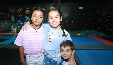  María Elena, Marcela y Ale.