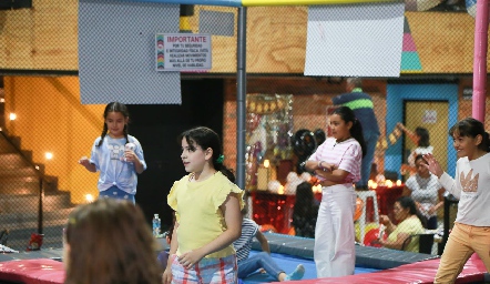 Diversión en los trampolines.