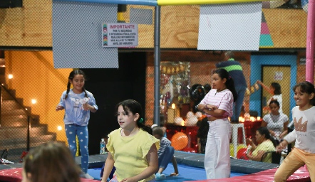  Diversión en los trampolines.