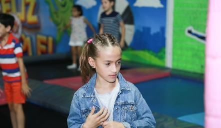  Diversión en los trampolines.