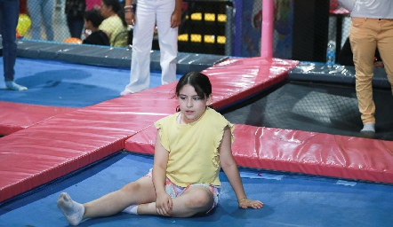  Diversión en los trampolines.