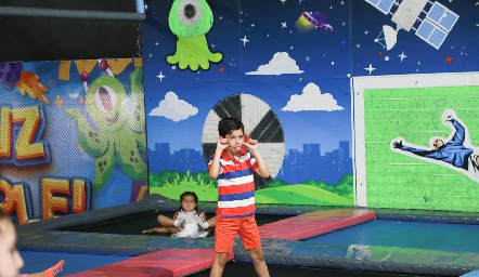  Diversión en los trampolines.