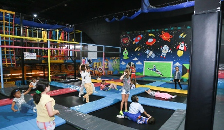  Diversión en los trampolines.