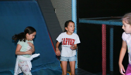  Jugando.