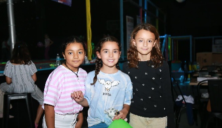  Ana Pau con sus amigas.