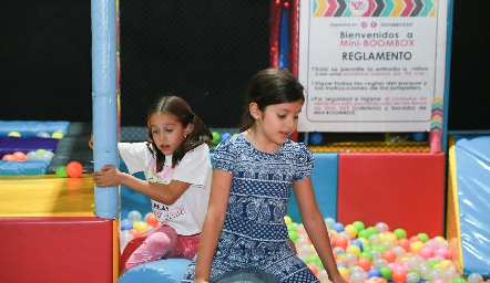  Jugando.