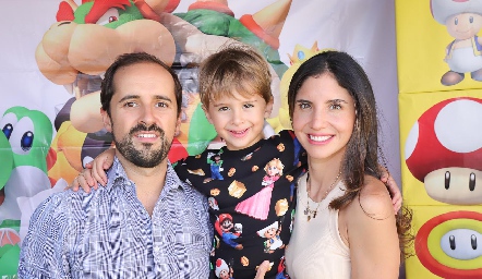  Guillermo Romo y Alejandra Torres con su hijo Guillermo.