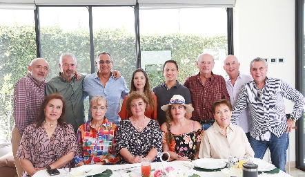  Edgar Zúñiga, Fernanda Cossío con sus amigos.