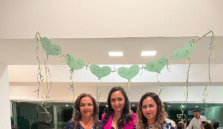  Cristina Meade de Torres con sus hijas Nohemí y Ana Torres.