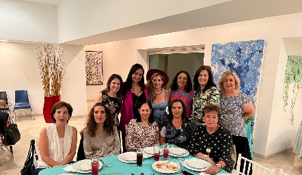  Cristina Meade con sus amigas del Motolinía.