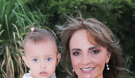  Claudia Barba con su nieta.