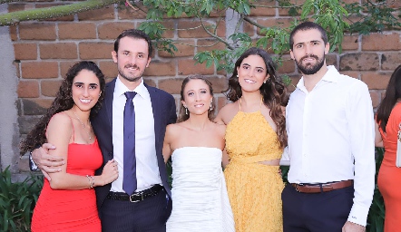Los novios con los hermanos de él, Javiera y Jorge Gómez, Sofía César, María Dolores y Gerardo Gómez.