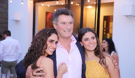  Jorge Gómez con sus hijas Javiera y María Dolores.