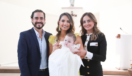  José Luis Villaseñor, Marcela Díaz Infante y María José Salgado con Roberta.