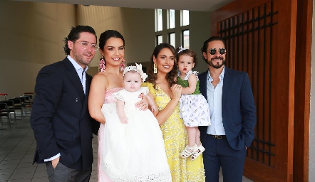  Abraham Salgado y Gaby Díaz Infante con su hija Roberta, Marcela Díaz y José Luis Villaseñor con su hija Carlota.