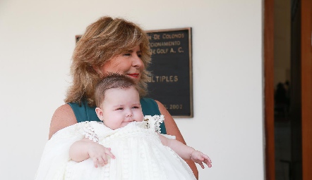  Rosa María Somohano con su nieta Roberta.