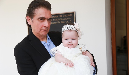 Abraham Salgado con su nieta Roberta.