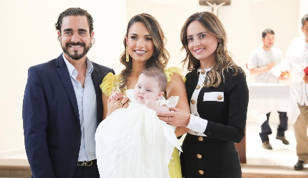  José Luis Villaseñor, Marcela Díaz Infante y María José Salgado con Roberta.