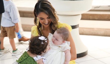  Marcela Díaz Infante junto con su hija Carlota y su sobrina Roberta.