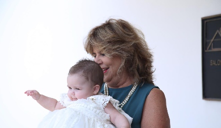  Rosa María Somohano con su nieta Roberta.