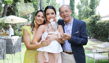  Marcela, Gaby y Enrique Díaz Infante con Roberta.