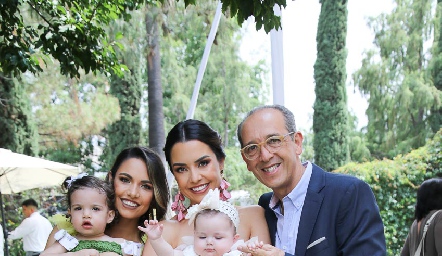  Marcela, Gaby y Enrique Díaz Infante con Carlota y Roberta.