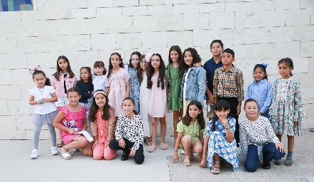  Andrea con sus amigos.