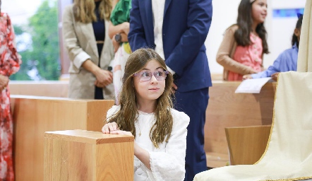  Andrea Coulon recibiendo el Sacramento de la Primera Comunión .