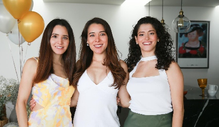  Paola Cano, Michell Cano y Karina García.