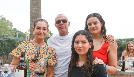  Laura Izaguirre, Javier Cubillas, Paula Cubillas y Luisa Cubillas.