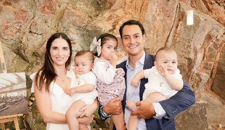 Marina Jourdain y Ricardo Leos con sus hijos Ricardo, Doménica y Jerónimo.