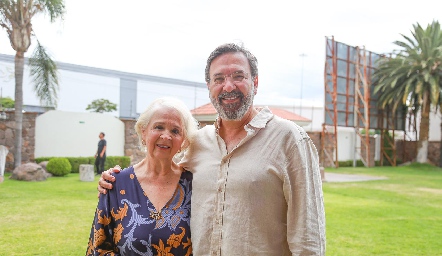  Lily Alvarado con su hijo Guillermo Robles.