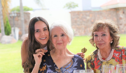  Máyela Robles con Lily Alvarado y Carmela Alonso de Perez.