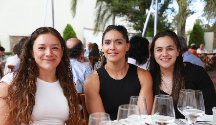  Damar Alvarado, Sarah Castillo y Fernanda Robles.