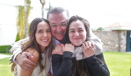  Eugenio Robles con sus hijas Mayela Robles y Fernanda Robles.