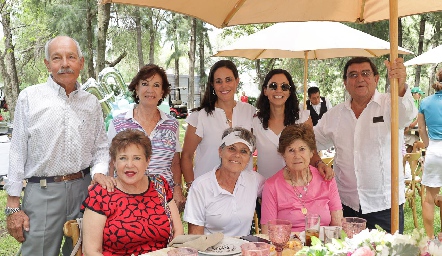  Miguel Fernández, Rosa Elena Nieto, Mariana González, Ana Laura González, Benito González, Tere Fernández, Ana Laura Azcárraga y Maruchis Hernández.