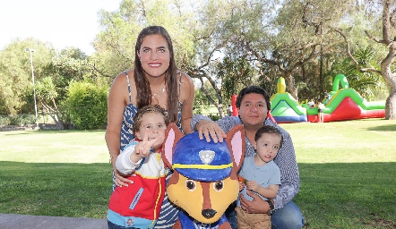  Daniel Zollino y Danitza Lozano con sus hijos Daniel y Diego.