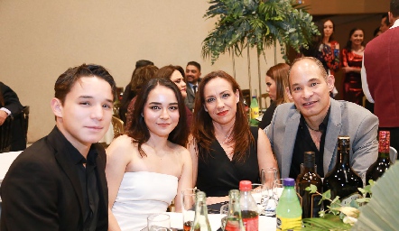  Roberto, Ximena, Mireya y Roberto Nava.