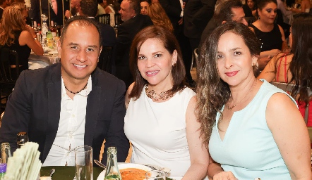  César Valencia, Marcela Paloma y Consuelo Pardo.