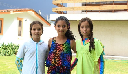  Alexa Romero, Sofía Chevaile y Andrea Romero.