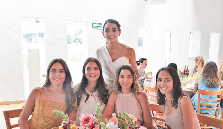  Macarena Villasuso, Gabriela González, Marianela Villasuso, Montse Villanueva y Ali Villanueva.