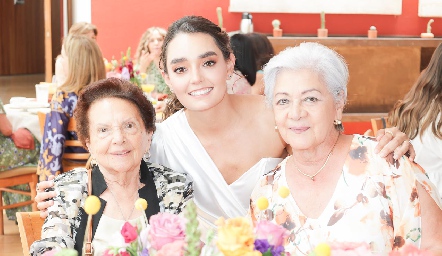  Evangelina Ponce de Villanueva, Marianela Villasuso y Coco Escartin.