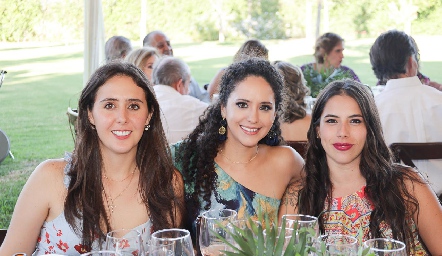  Valeria Villareal, Paulina Silos y Ilse Vondermeden.