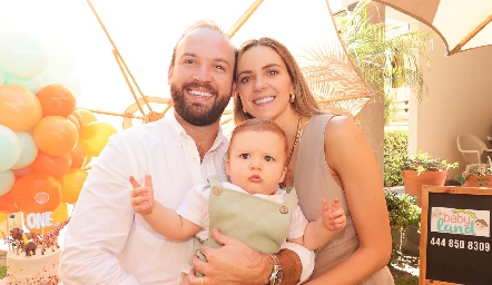  Armando Cosío y Paola Torre con Franco CosÍo.