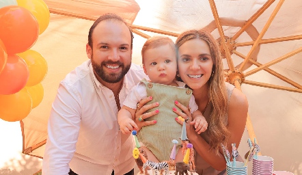  Armando Cosío y Paola Torre con Franco CosÍo.
