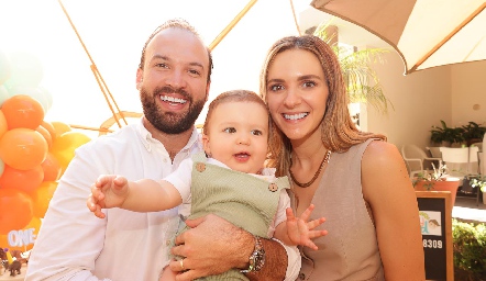  Armando Cosío y Paola Torre con Franco CosÍo.