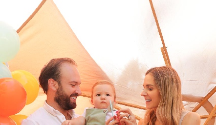  Armando Cosío y Paola Torre con Franco CosÍo.